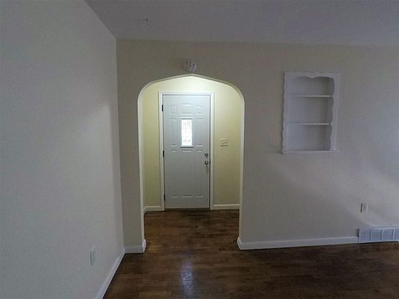 5th image of 910 W B St