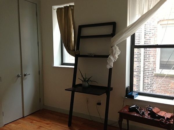 Bedroom w/ closet