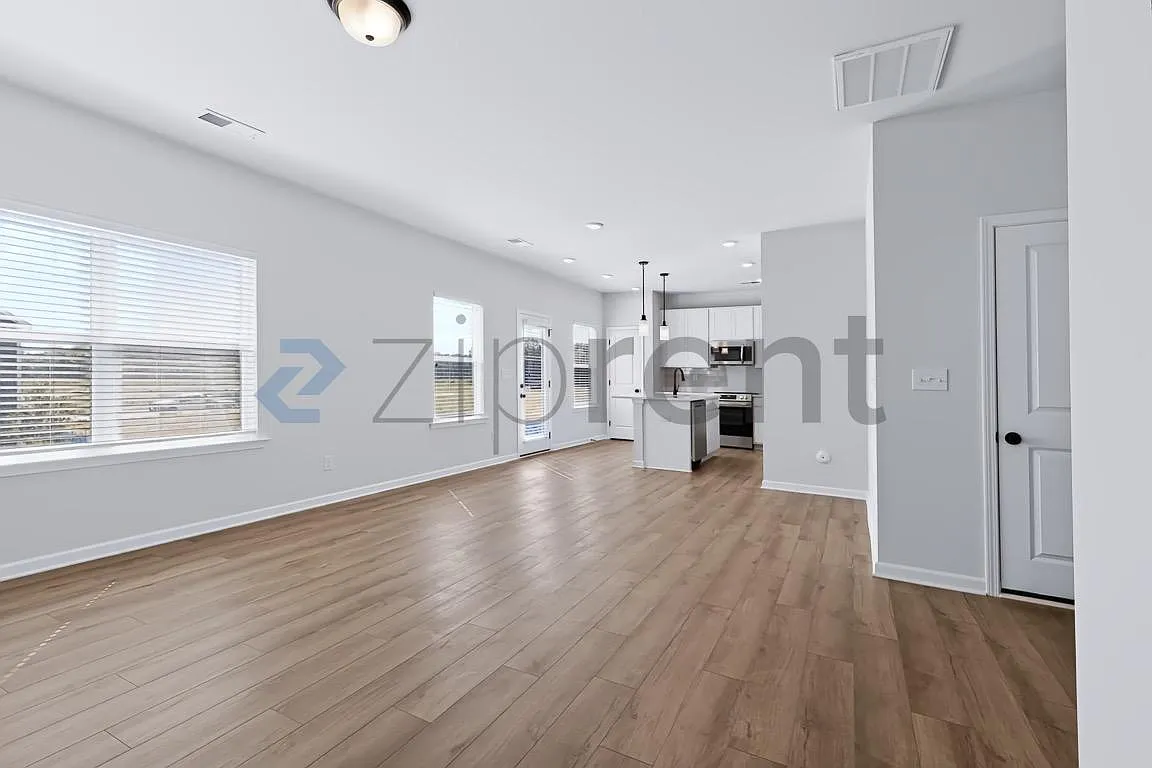 3 bed, 2.5 bath, 1813 sqft, $2,250 — Photo 4