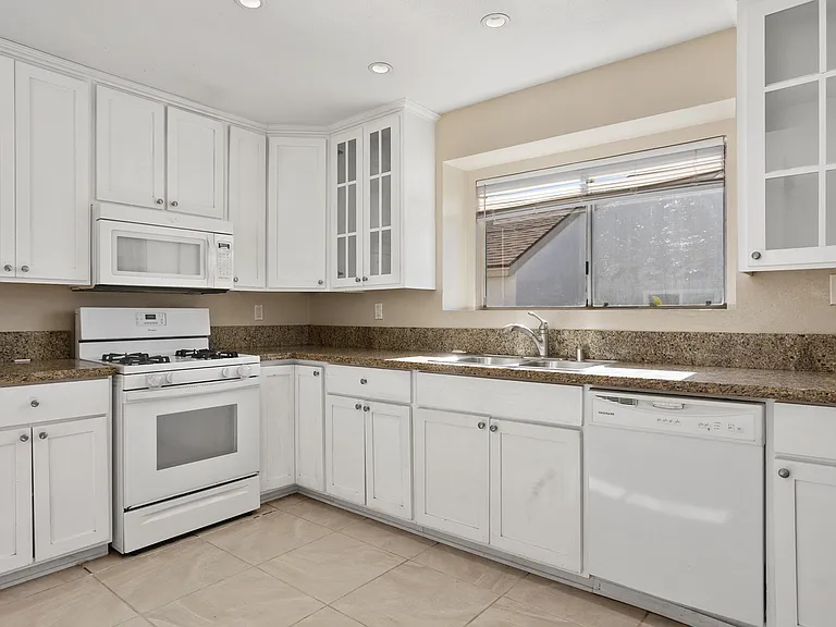 5271 Leon St — Photo 8