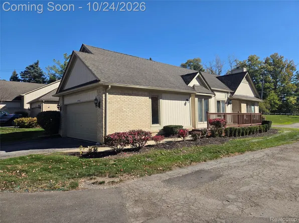 29470 Cove Creek Ln, Farmington, MI 48334