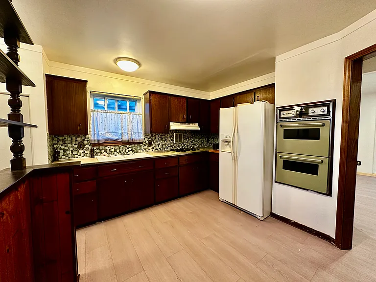 1585 Berkshire St — Photo 11