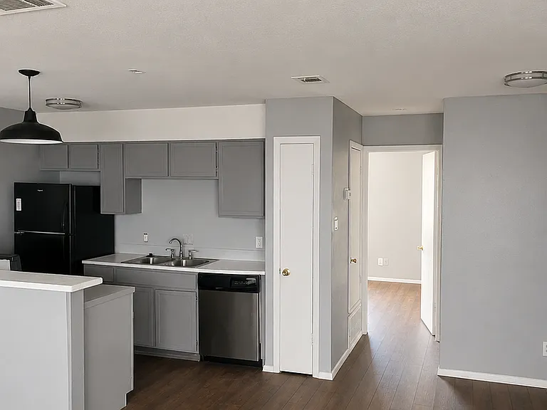 Southland Apartments — Photo 15