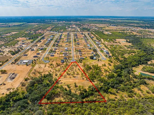 193 E Medium Meadow Dr, Lytle, TX 78052