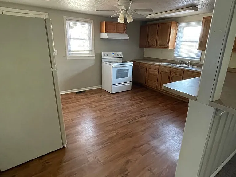 2117 N Ault Ave — Photo 4