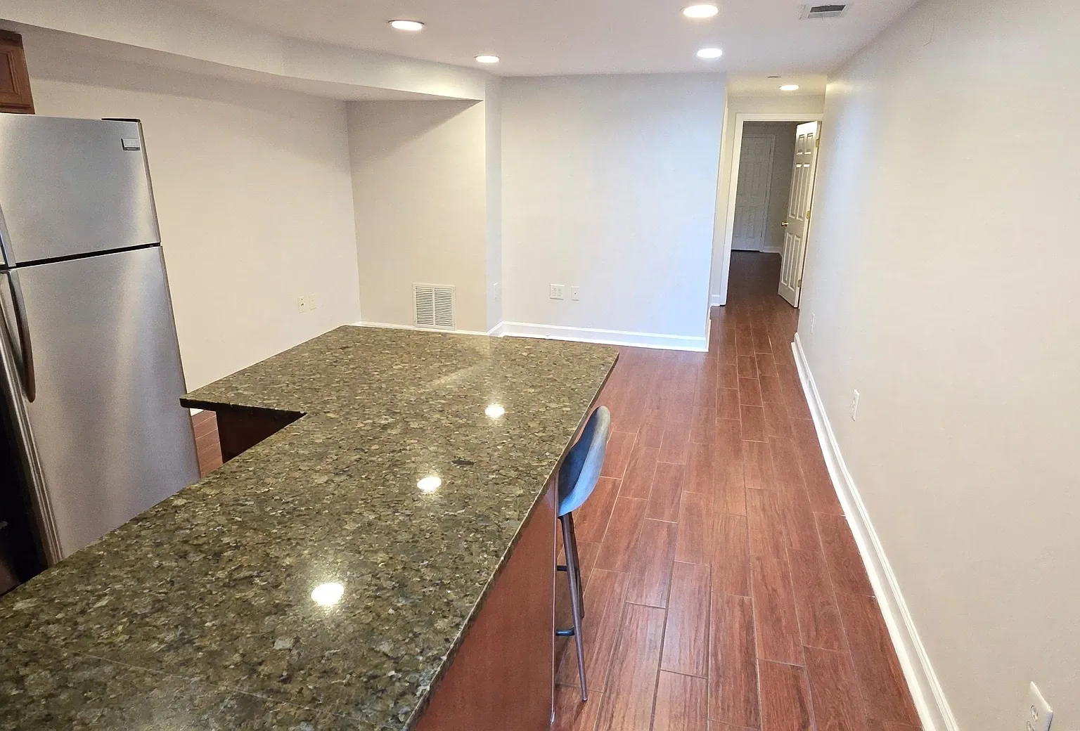 1 bed, 740 sqft, $1,950 — Photo 2