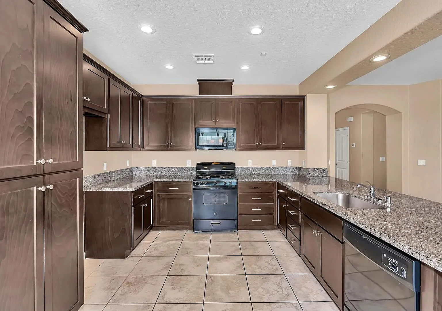 Beautiful 3 Bedroom 2 Bath Home For Rent - Landscaper Included! — Photo 4