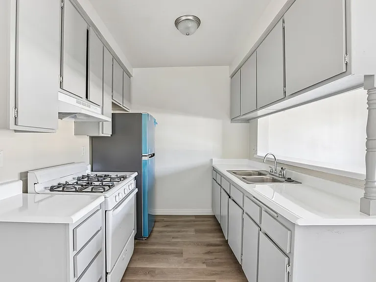 8541 Foothill Blvd., Sunland — Photo 25
