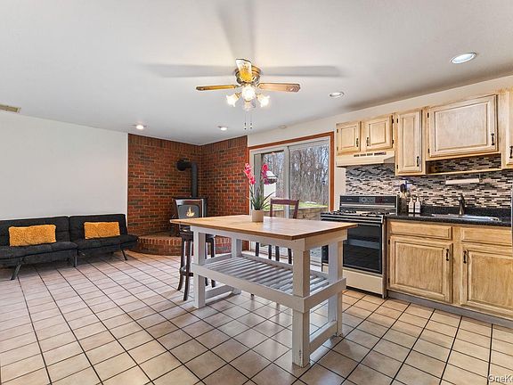 3rd image of 4 Stonewall Farm Road