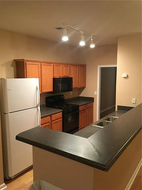 3 bed, 2.5 bath, 1960 sqft, $1,700 — Photo 4