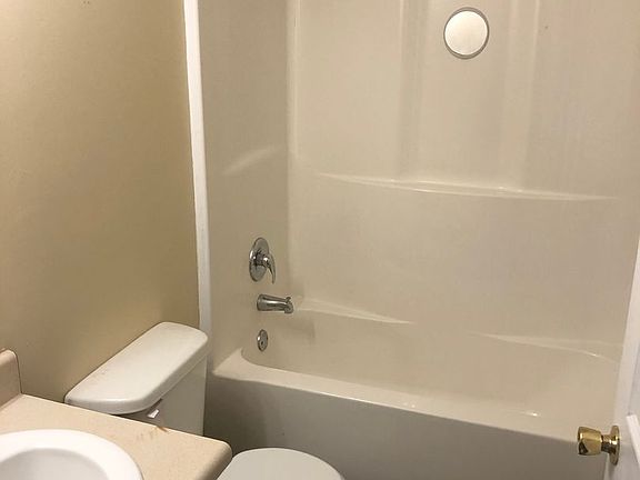 3rd image of 618 College St SW #5