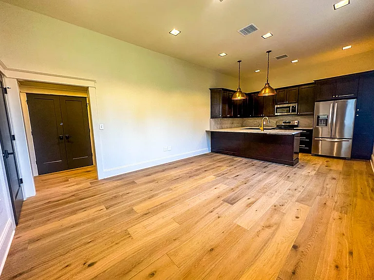 109 W Church St #B — Photo 8