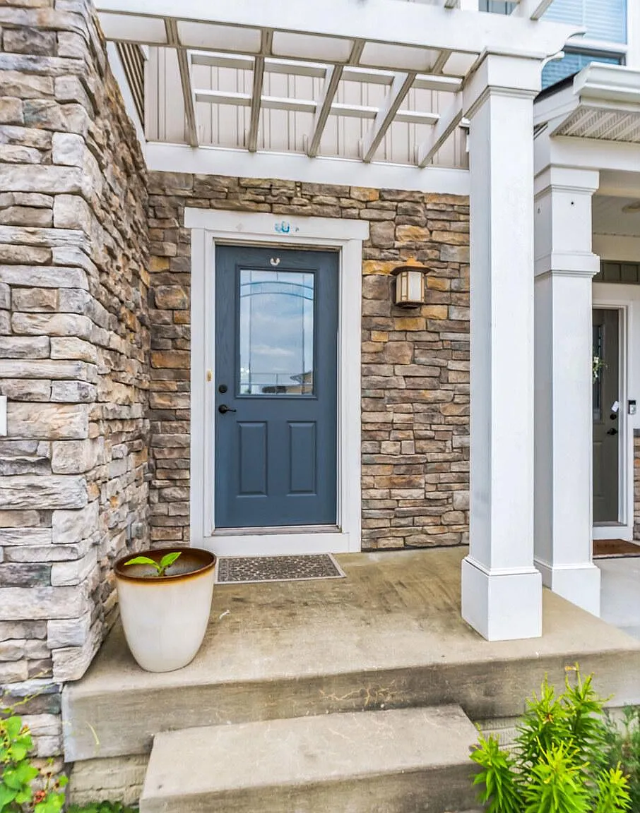 3 bed, 3.5 bath, 3712 sqft, $3,450 — Photo 2