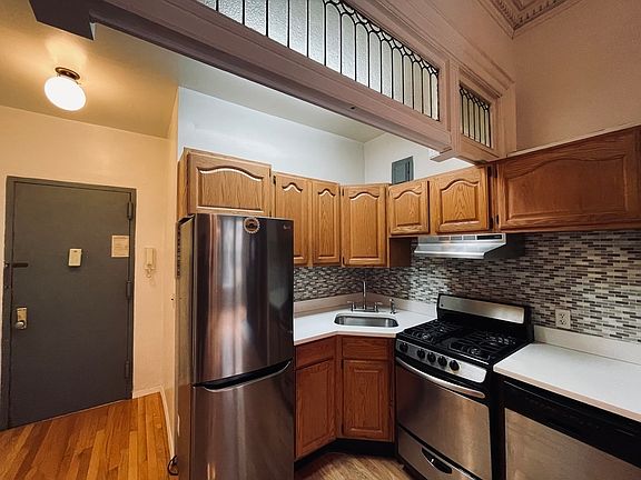 2nd image of 304 W 107th St APT 1B