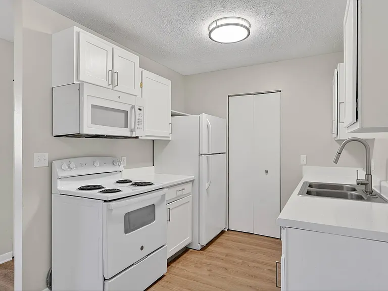 Lakeside Apartments — Photo 8