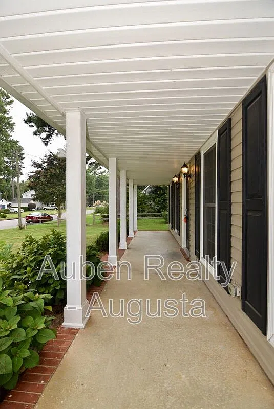 3 bed, 2.0 bath, 1638 sqft, $1,800 — Photo 2