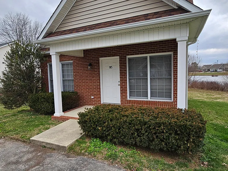 915 Nottingham Dr — Photo 1