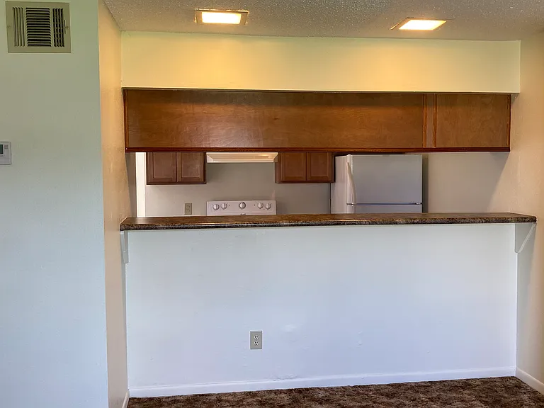 1252 Meadowview Dr — Photo 3