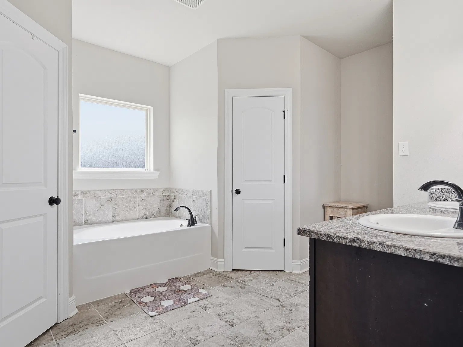 4 bed, 1858 sqft, $2,300 — Photo 2