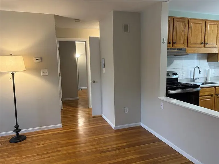 81 Lionel Ave #C — Photo 3