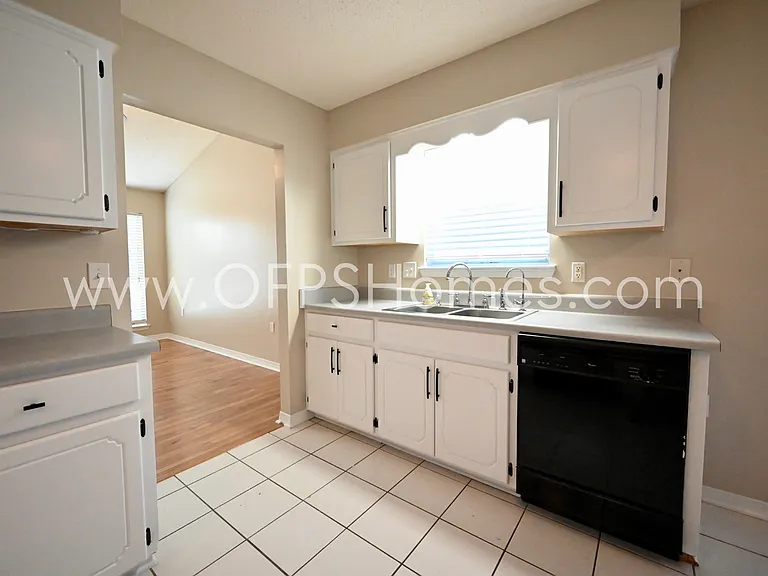 636 Emerald Ln — Photo 6