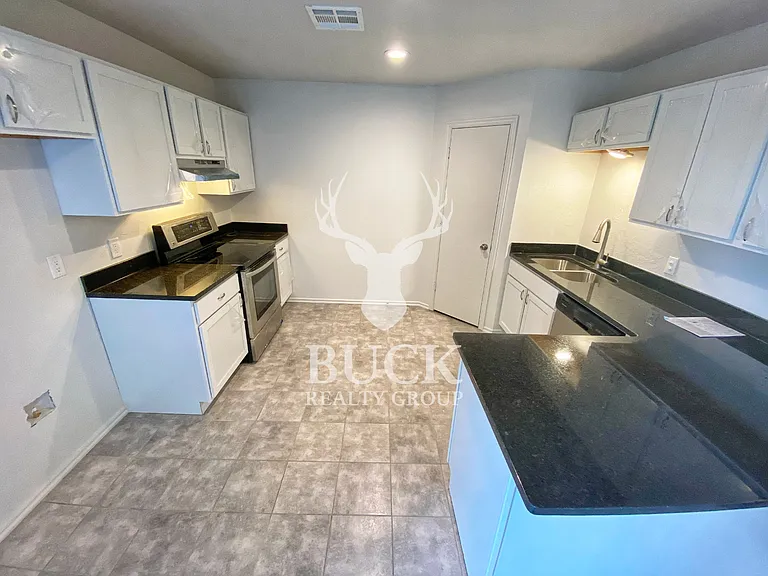 11300 Cimarron Dr — Photo 3