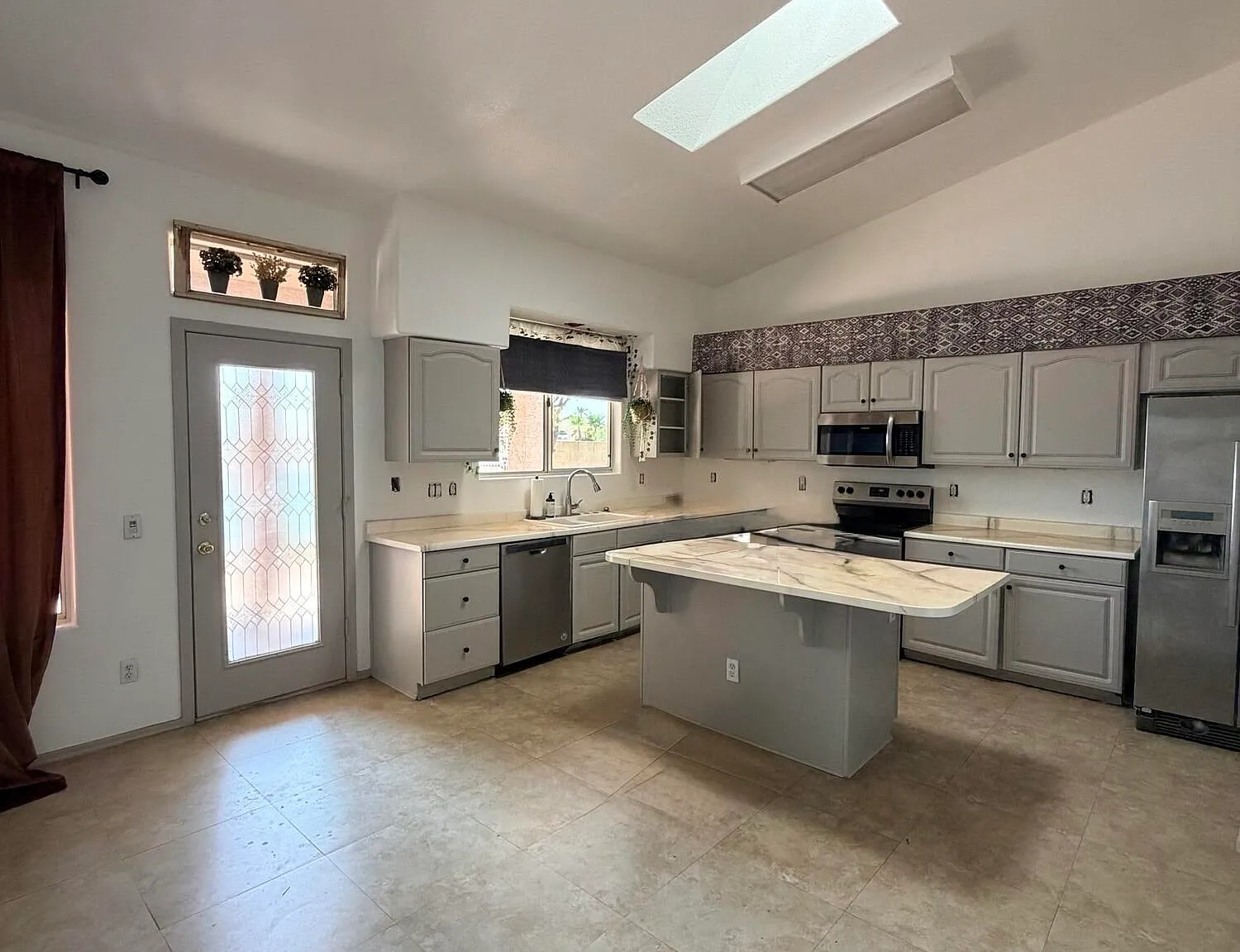 3 bed, 2.0 bath, 1589 sqft, $2,695 — Photo 2
