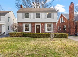 1890 Kenmore Dr, Grosse Pointe Woods, MI 48236