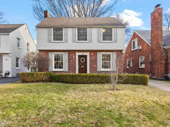 1890 Kenmore Dr, Grosse Pointe Woods, MI 48236