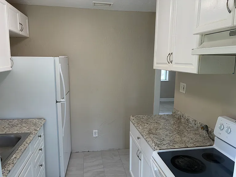 1025 Rose Ave — Photo 5