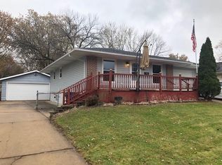 1234 Cherry Hill Rd SW, Cedar Rapids, IA 52404