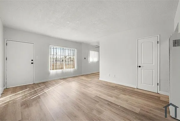 634 W 92nd St #13 — Photo 11