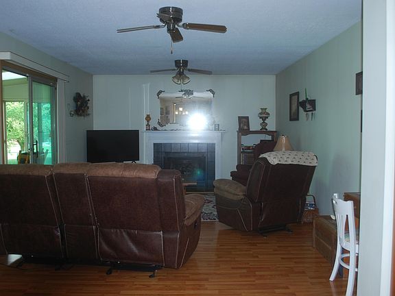 5th image of 3513 Lake Louise Dr