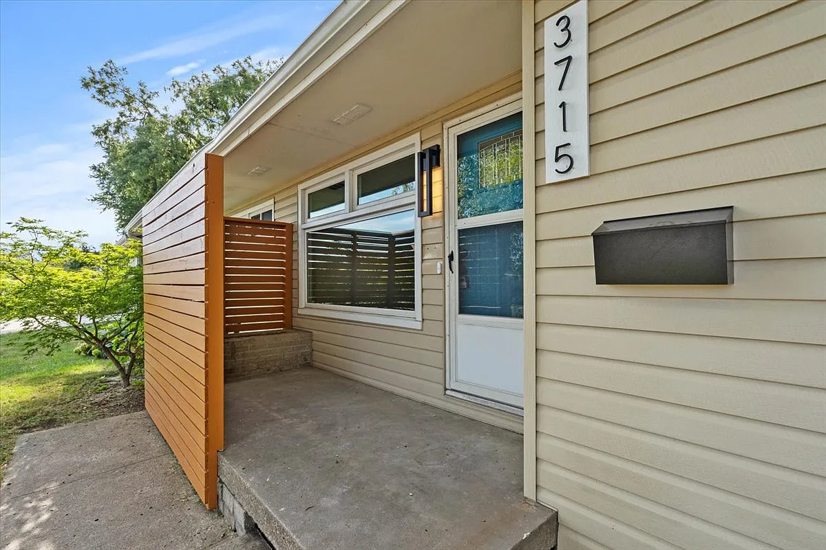 3 bed, 1010 sqft, $2,399 — Photo 2