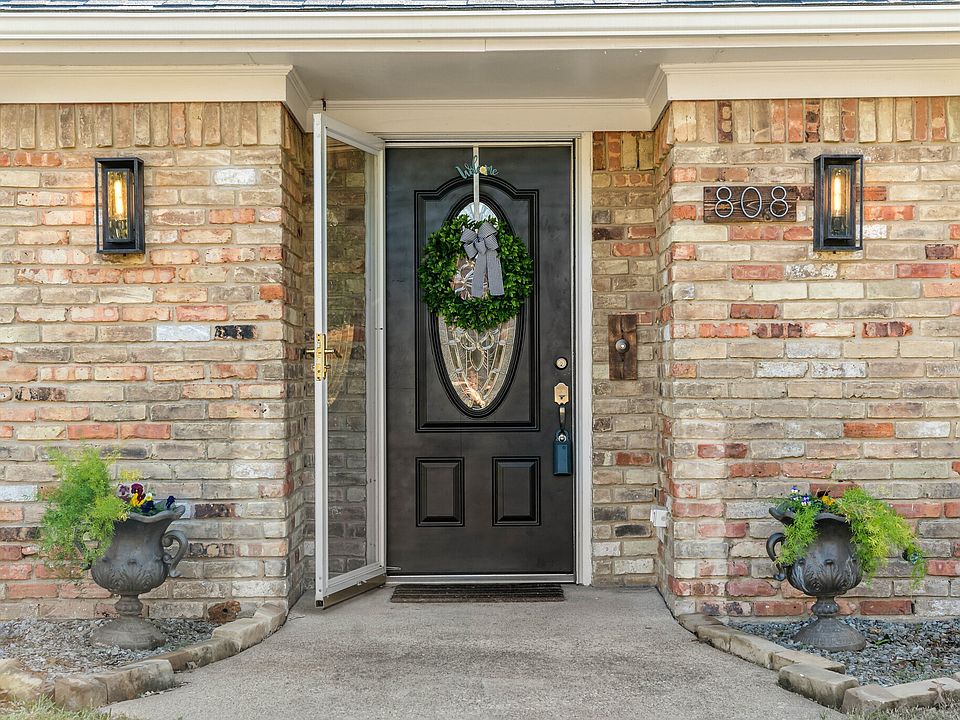 1st image of 808 Hillsdale Dr