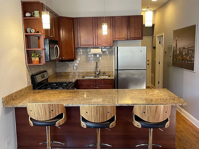 2025 W Erie St #1R — Photo 4