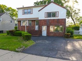 346 Park Ln, Massapequa Park, NY 11762