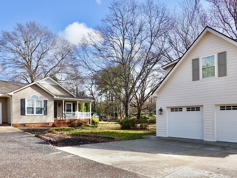 215 Boiling Springs Rd — Photo 1
