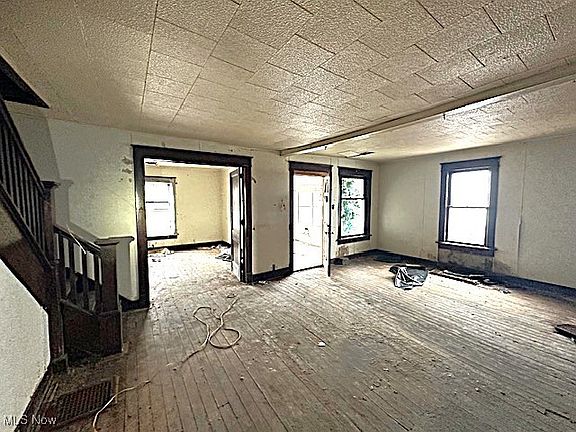 2nd image of 1323 W Elm St