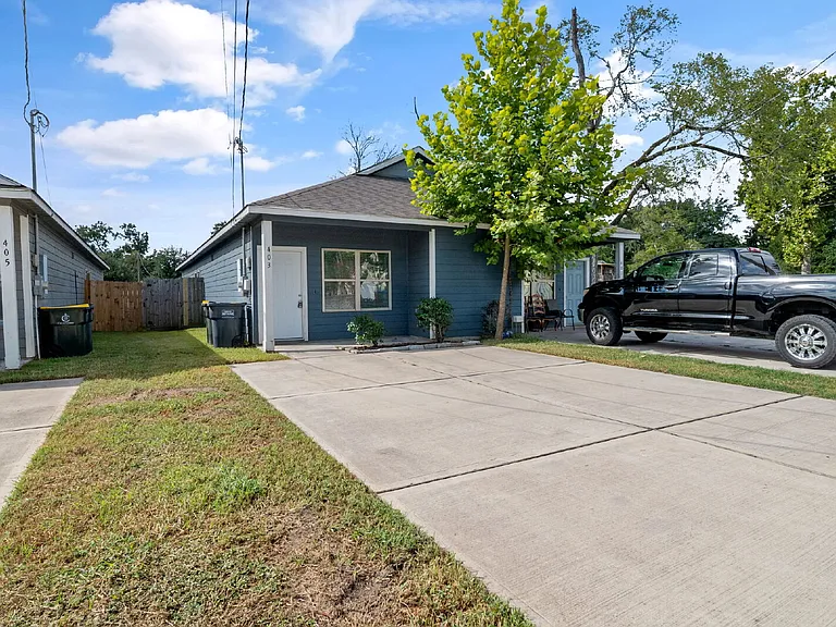 403 E Avenue G — Photo 3