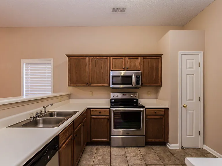 1513 Pemberton Ln — Photo 7