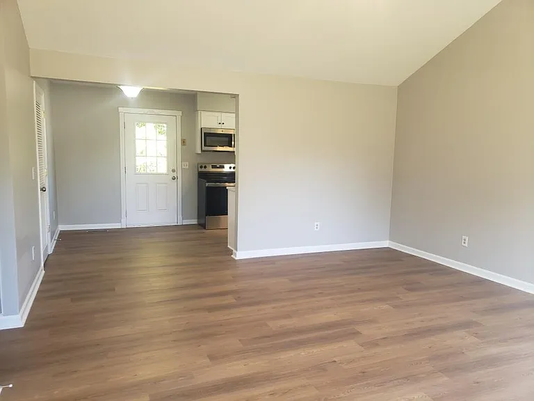 2717 Reynolds Dr — Photo 2