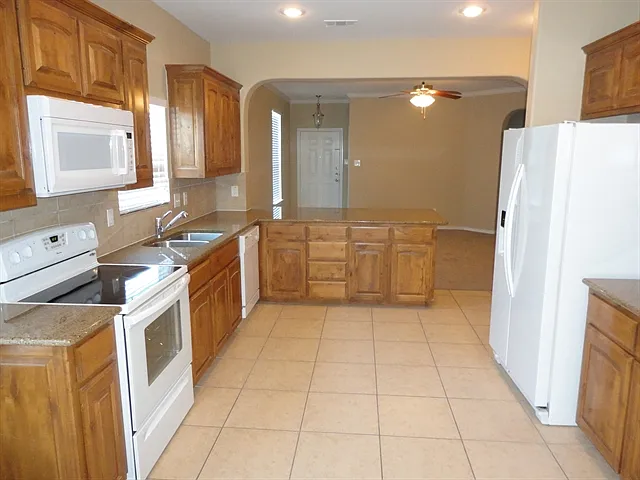 3 bed, 2.0 bath, 1396 sqft, $1,965 — Photo 2