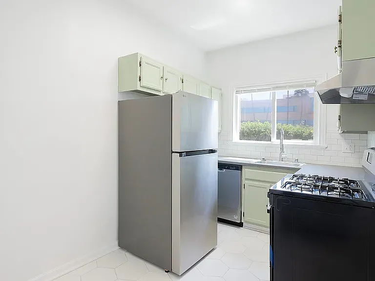 712 N Van Ness Ave #C — Photo 4