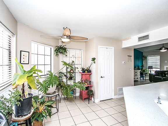 3rd image of 1110 E San Pedro Ave