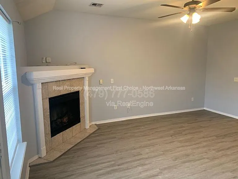890 Sunflower St — Photo 2