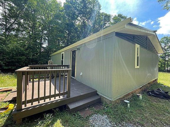 3rd image of 811 Church Ln