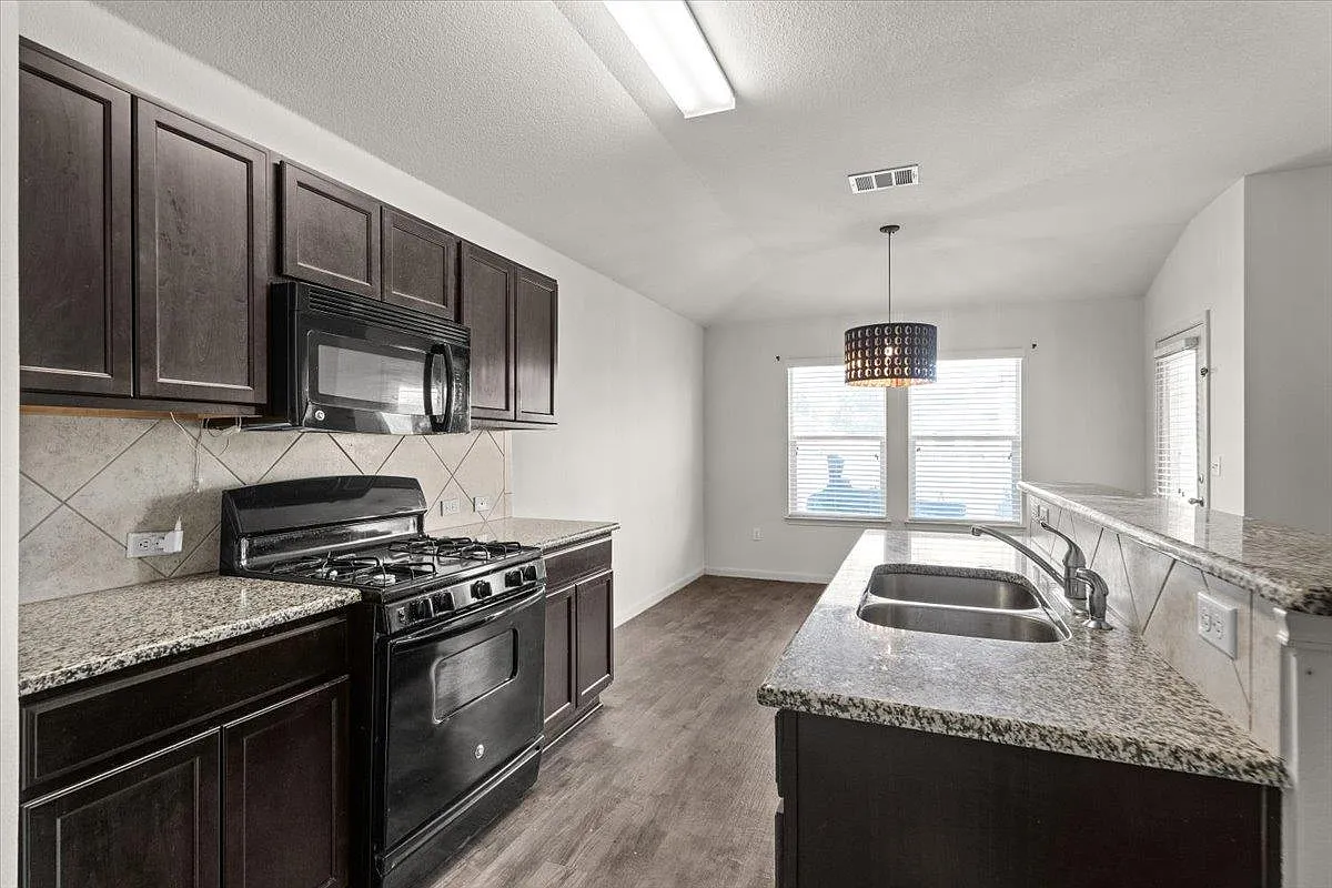 3 bed, 2.0 bath, 1476 sqft, $1,746 — Photo 1