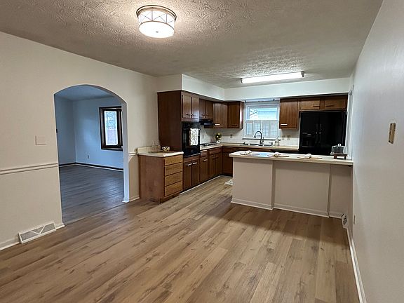3rd image of 626 Warrington Dr