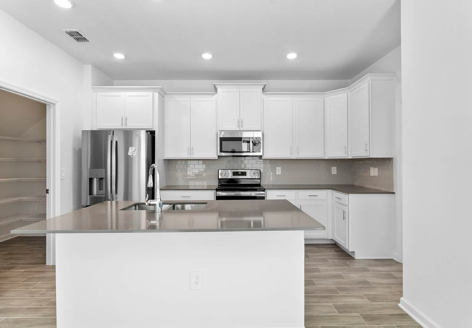 3 bed, 2.5 bath, 2000 sqft, $1,950 — Photo 4